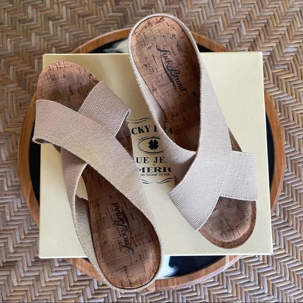 Lucky Brand: Natural Cork Wedge w/Linen Elastic and Gold Studs - 8M